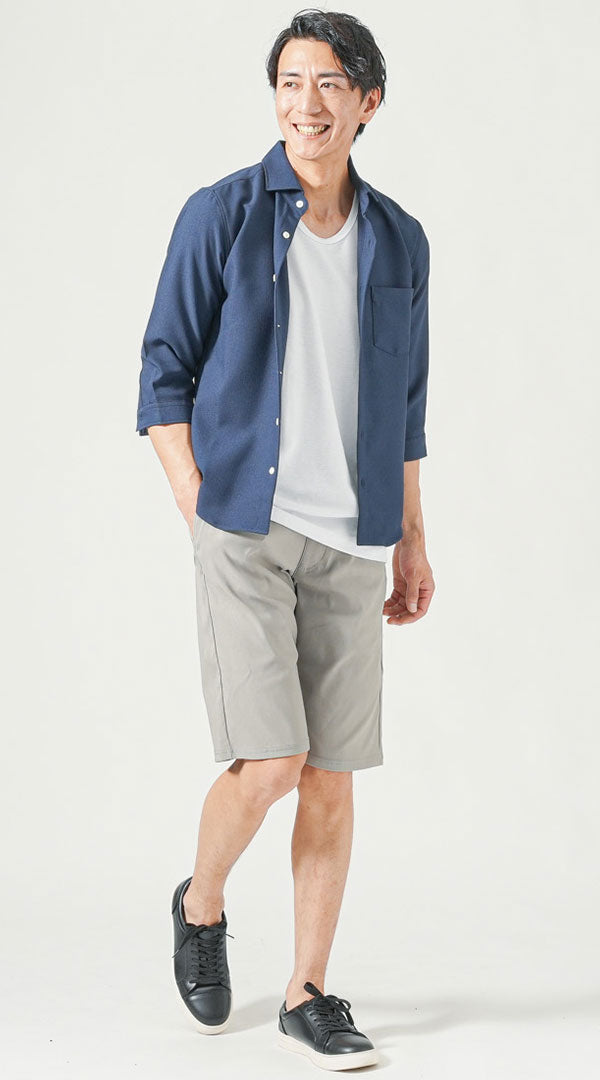 50代メンズ向けのネイビーシャツとグレーの短パンを使ったシンプルな夏コーデ
