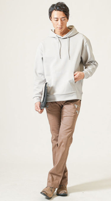 メンズにおすすめのベージュパンツ×グレーのコーデ例