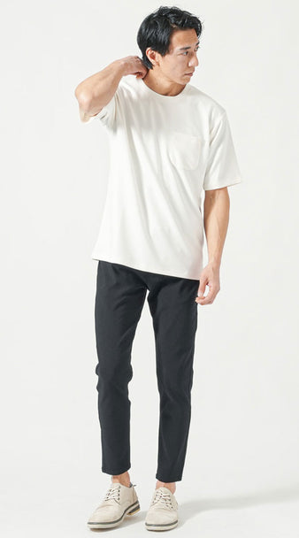 メンズにおすすめの白Tシャツと黒アンクルパンツの清涼感コーディネート