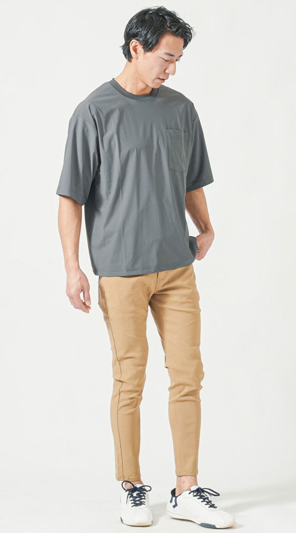 チャコールグレー半袖クルーネックTシャツ　ベージュスキニーテーパードパンツ　snp_pp0062
