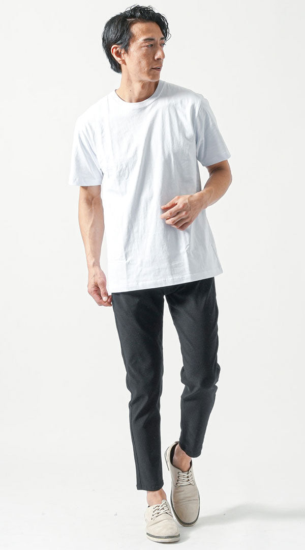 白半袖クルーネックTシャツ　黒スキニーテーパードアンクルチノパンツ　グレーシューズ　メンズ コーデ 40代 50代 男性 人気 夏 に合う おすすめ 着こなし おしゃれ かっこいい