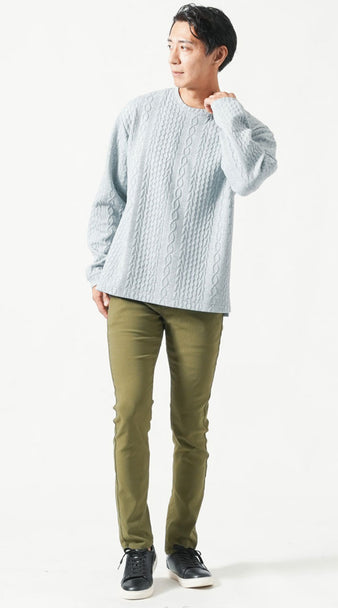 メンズのカーキスリムチノとケーブルニットの秋カジュアル