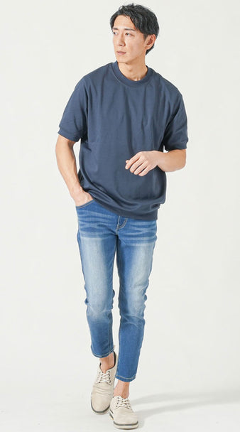 ネイビーTシャツとブルーデニムを合わせたカジュアルな夏のデイリーコーディネート