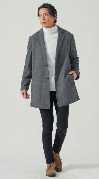 メンズの11月下旬におすすめの白タートルニットとグレーチェスターコートを合わせたきれいめ冬コーデ