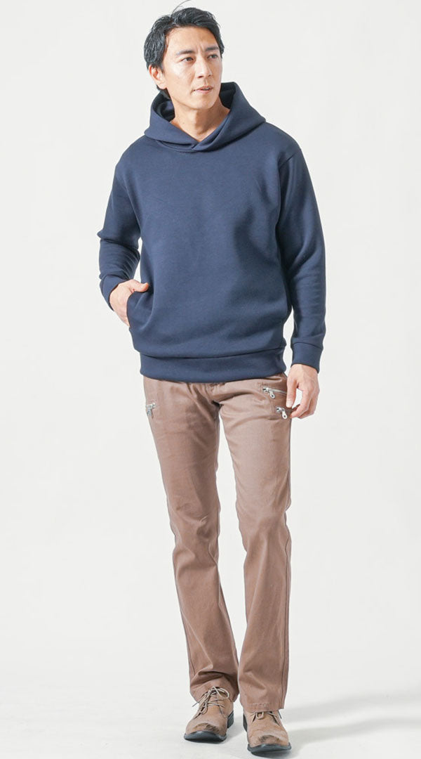 40代メンズにおすすめのネイビーパーカーとブラウンパンツを使った落ち着きのある送り迎えコーデ