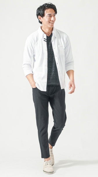 白シャツのインナーに黒VネックTシャツを合わせたメンズコーデ