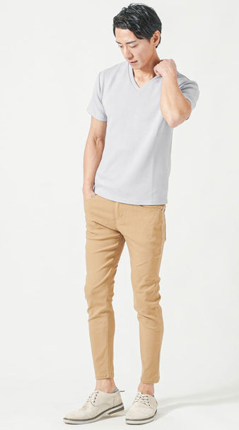 50代メンズにおすすめのグレーポリエステルTシャツとベージュパンツの夏旅行コーデ