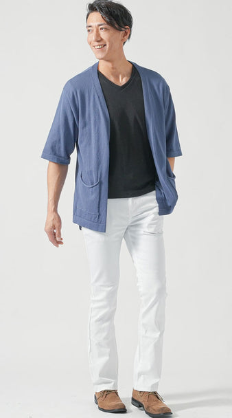 メンズにおすすめの白ブーツカットパンツとカーディガンを合わせたリラックスコーデ