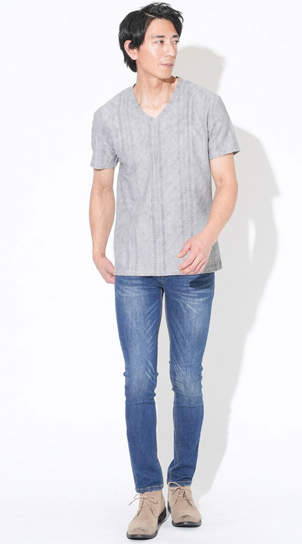 グレーランダムメッシュケーブルVネック半袖Tシャツ　ネイビーテーパードストレッチデニムパンツ　ベージュチャッカブーツ　snp_qw0904