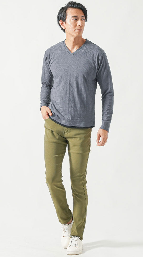 緑のズボン×グレーカラーのコーデ