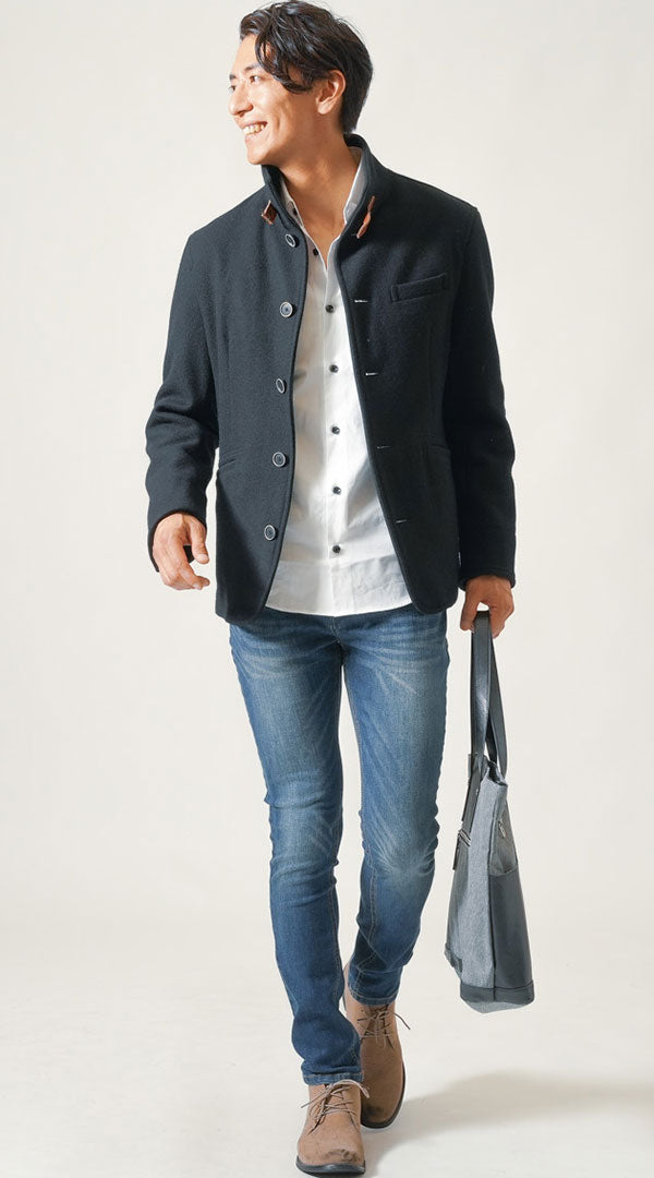 黒コート 白シャツ ネイビーデニムパンツ　メンズ コーデ 40代 50代 男性 冬 に合う おすすめ 着こなし おしゃれ かっこいい 人気