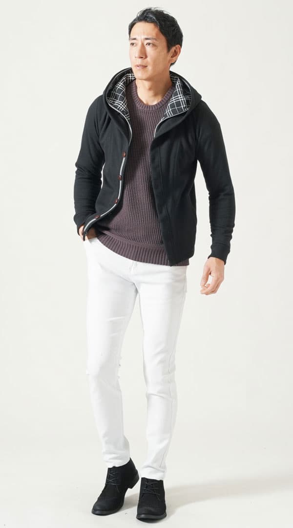 黒ダブルフードジップボタンパーカー　ブラウン長袖クルーネックニット　白スキニーカラーチノパンツ　黒ブーツ　snp_qh0894