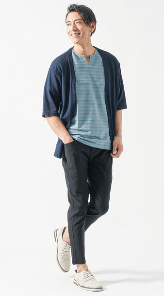 水色Tシャツに黒パンツとネイビーカーディガンを合わせたメンズ休日コーデ
