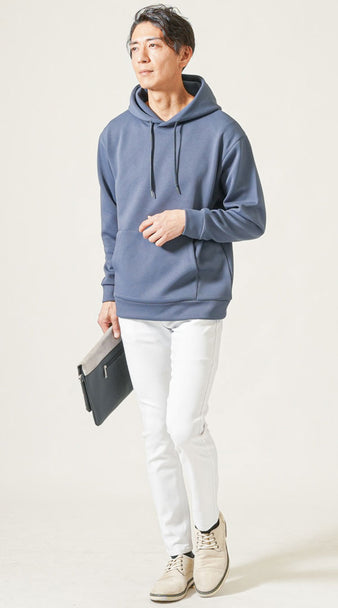 40代メンズの白パンツとパーカーを使った春のカジュアルコーディネート例