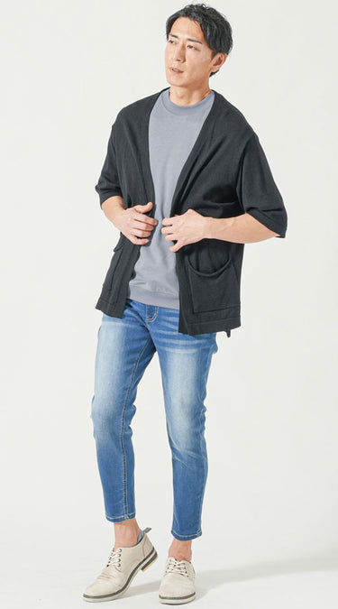 大人の男性にふさわしい自然なカッコ良さがあるグレーのTシャツ×パンツコーデ例