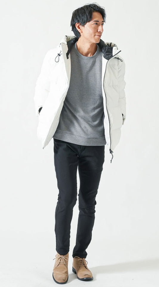 オフホワイトダウンジャケット　ワッフルグレーニットソートレーナー　ブラックストレッチチノパンツ　ベージュブーツ　snp_qc0857