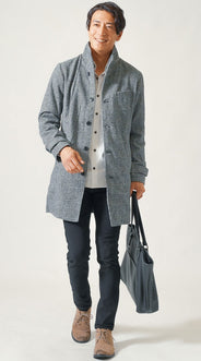 冬コートの中に着る明るい色を取り入れたインナーとのコーデ