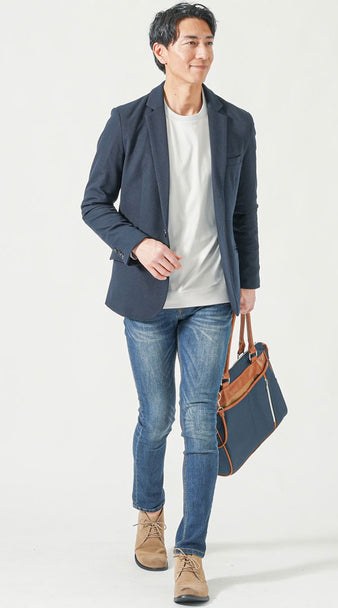 ネイビージャケットと白Tシャツを合わせたメンズのネイビーパンツコーディネート