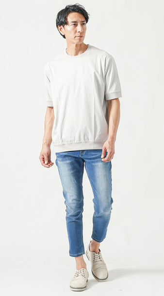 40代メンズにおすすめのライトグレートップスと淡色ジーンズの夏フェスコーデ