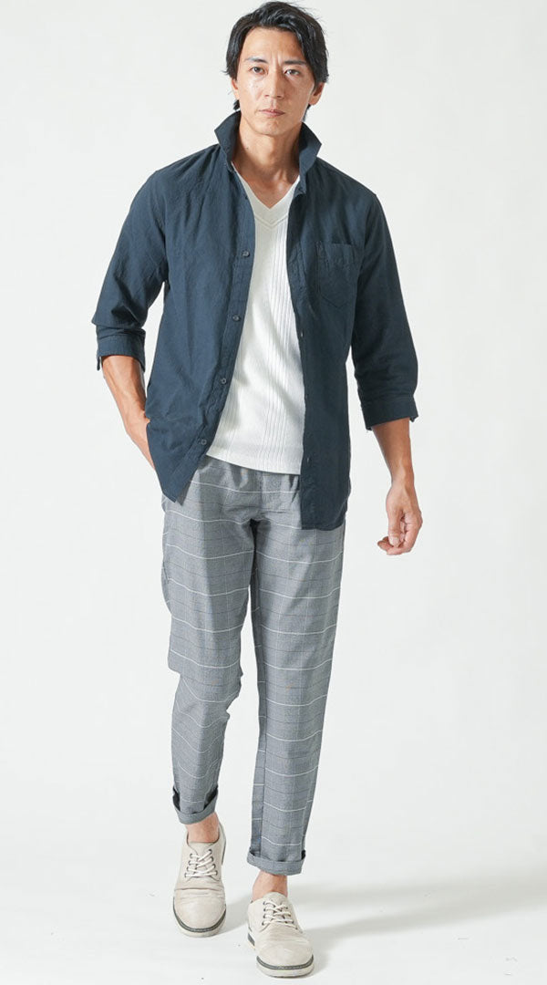 40代メンズにおすすめのネイビーリネンシャツとグレーチェックパンツの夏服コーデ