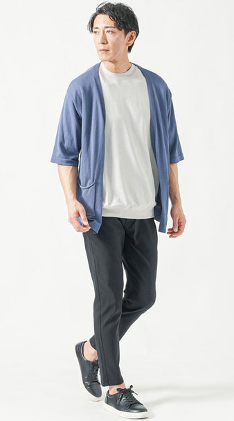 メンズのサマーカーディガンと白Tシャツを重ねた40代向け夏のテーマパークコーデ
