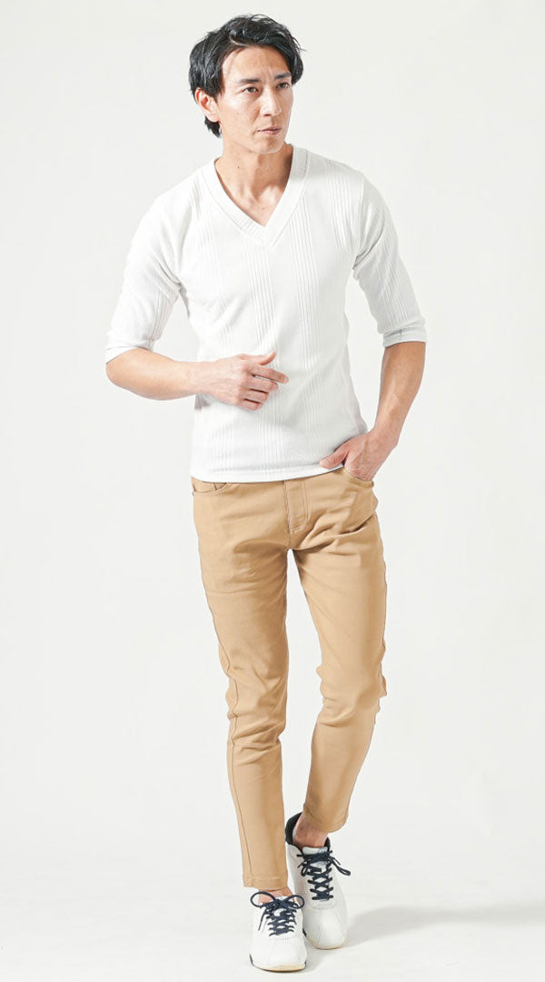 白半袖VネックTシャツ　ベージュスキニーテーパードアンクルチノパンツ　白スニーカー　snp_pq0562