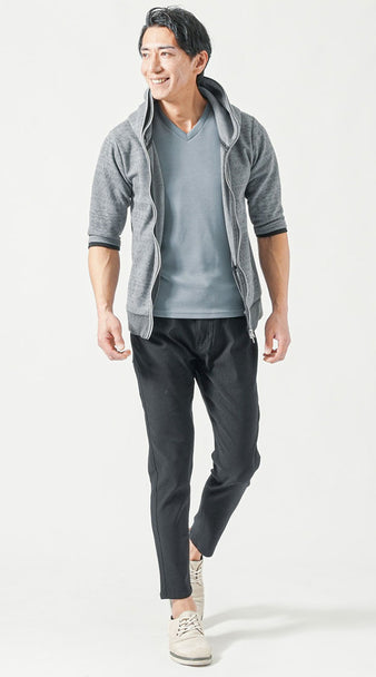 グレーパーカーと黒パンツにブルーグレーTシャツを合わせた大人のカジュアルモノトーンコーデ