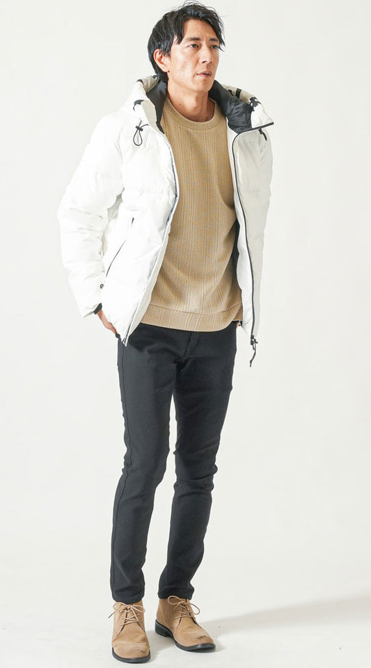 オフホワイトダウンジャケット　ベージュニットソートレーナー　ブラックストレッチチノパンツ　ベージュブーツ　snp_qc0817