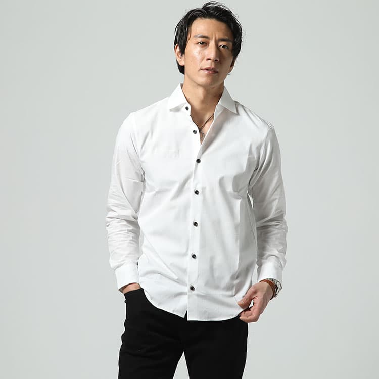 鎖骨をキレイにだしてちょいワル感をだす白シャツ