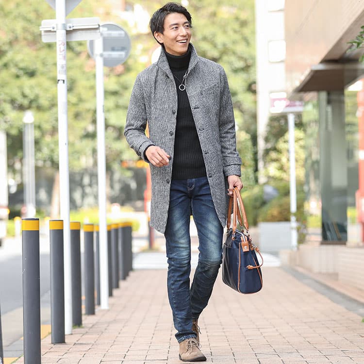 シルエットをきれいに見せる「コート×タートルネック」のコーデ