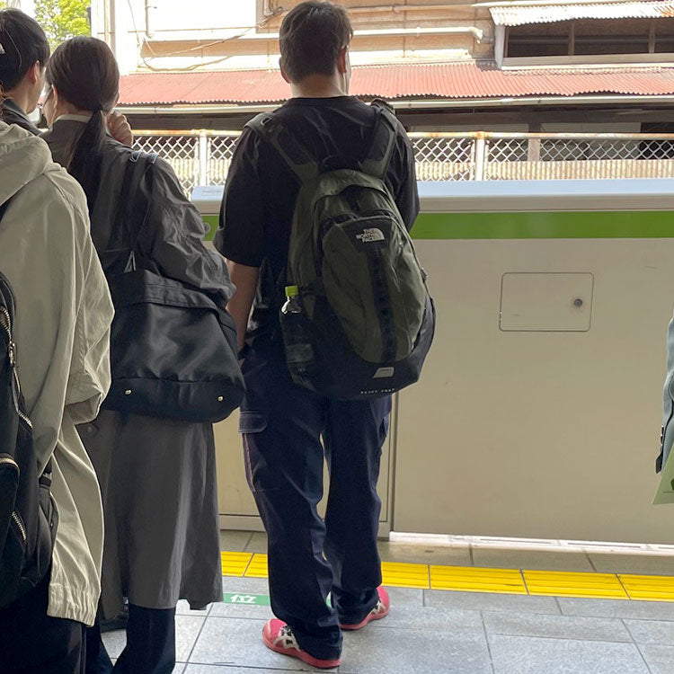 オーバーサイズの服を着て、だらしなく見えてしまっている例