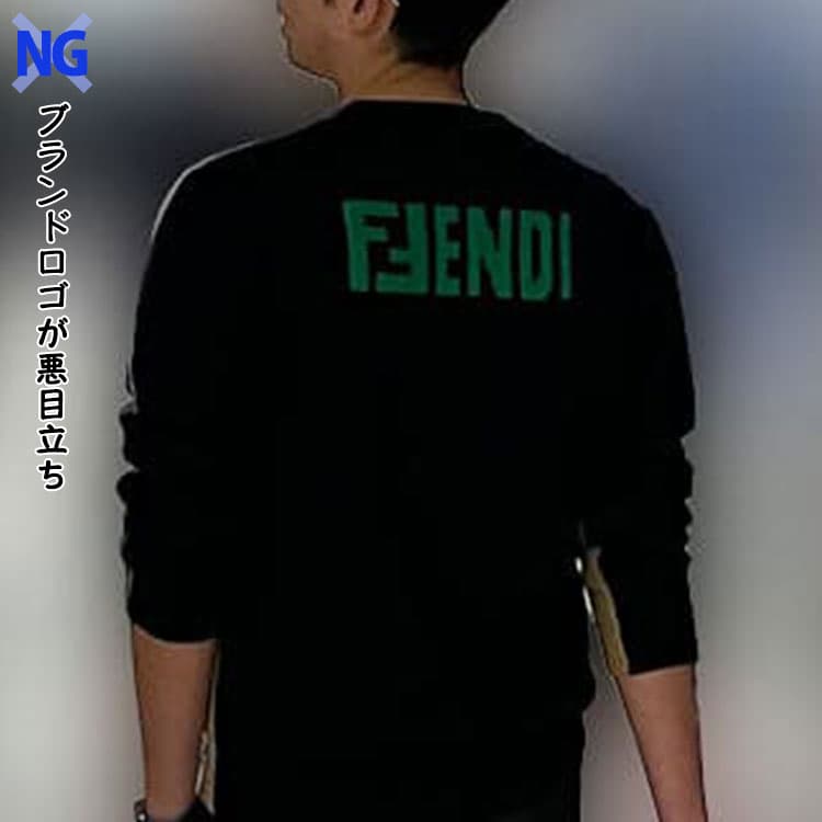 ブランドロゴが悪目立ちしたTシャツと派手なデザインのスニーカー