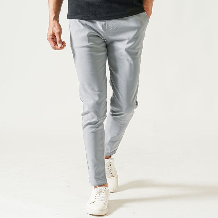 ストレッチの効いたテーパードパンツ