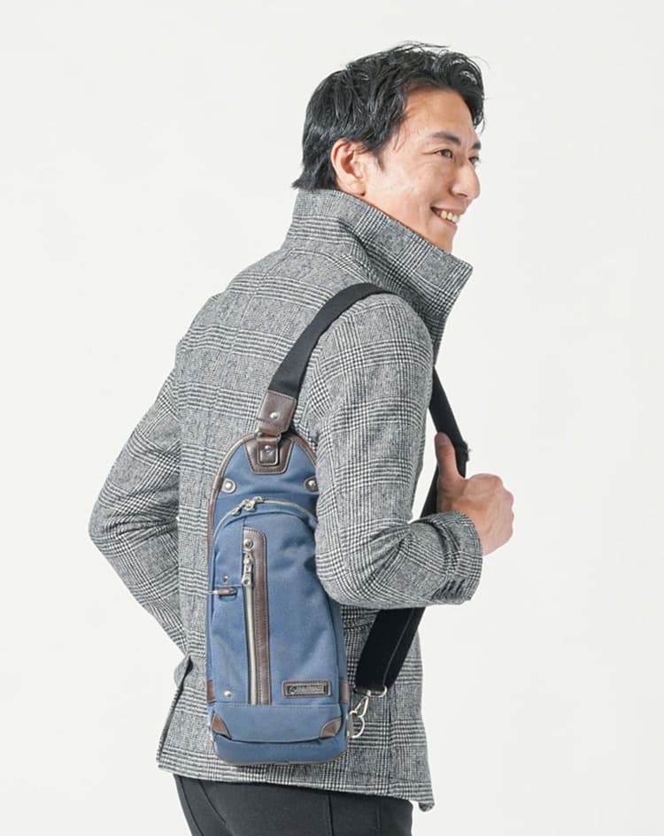 上品に見える過度な光沢がない素材のボディバッグの画像