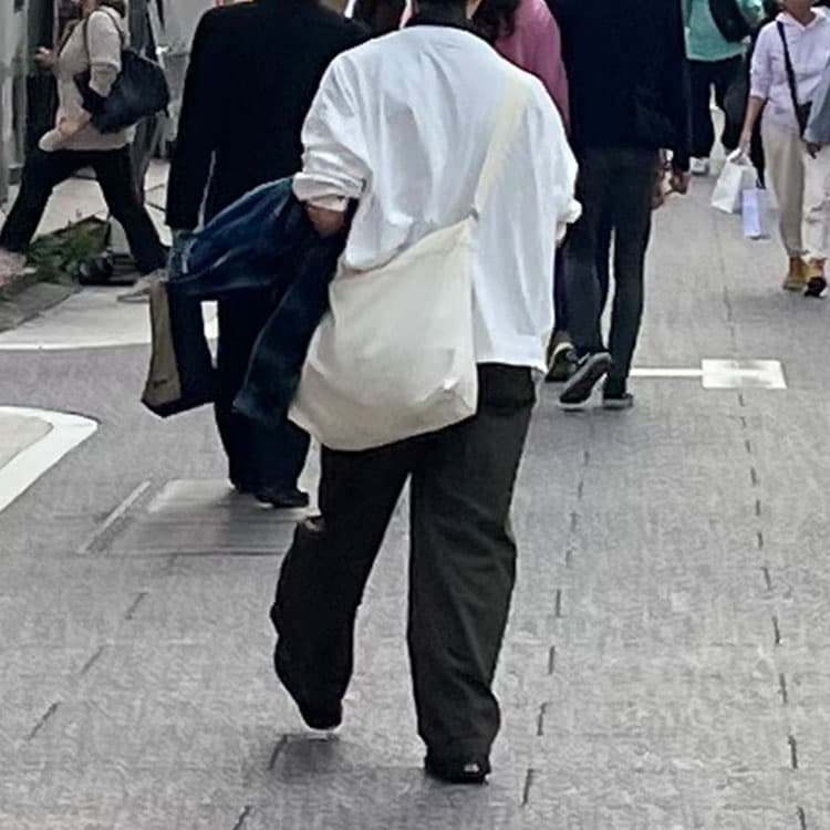大きめのボディバッグは50代男性にはカジュアルすぎる例のコーデ