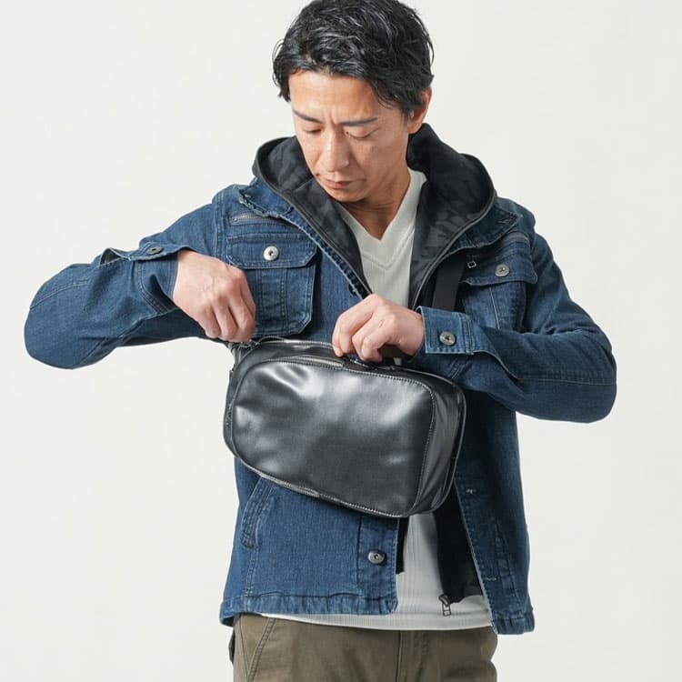 ボディバッグは背中に背負うだけでなく、前の位置で背負うと荷物が取り出しやすい説明例