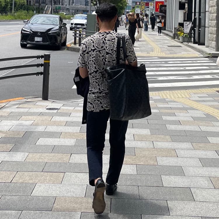 派手な服を50代が着ると品がなくなってしまう街中コーデ例