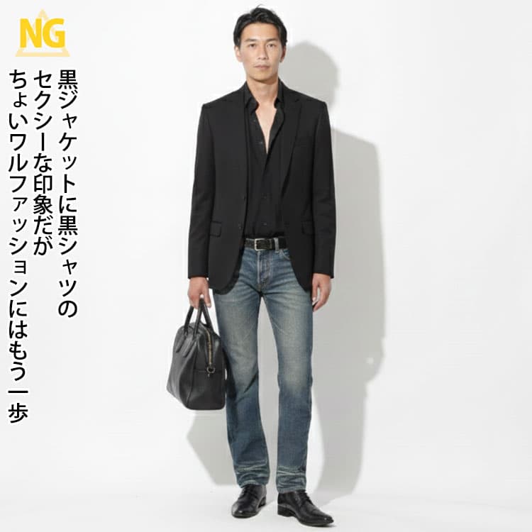 黒ジャケットに黒シャツのセクシーな印象だがちょいワルファッションにはもう一歩