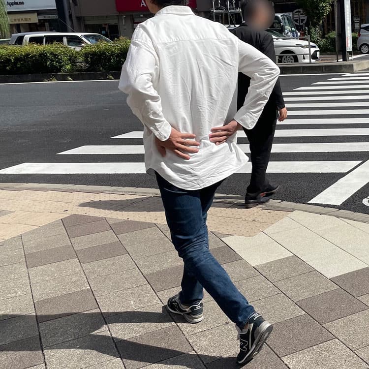 3つのポイントのはいっていないシャツを着て、だらしなく見えている例