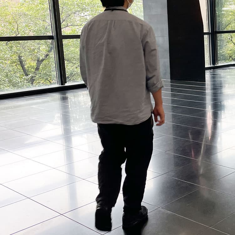 ダボっとしたシャツを着ていることでダサく見える