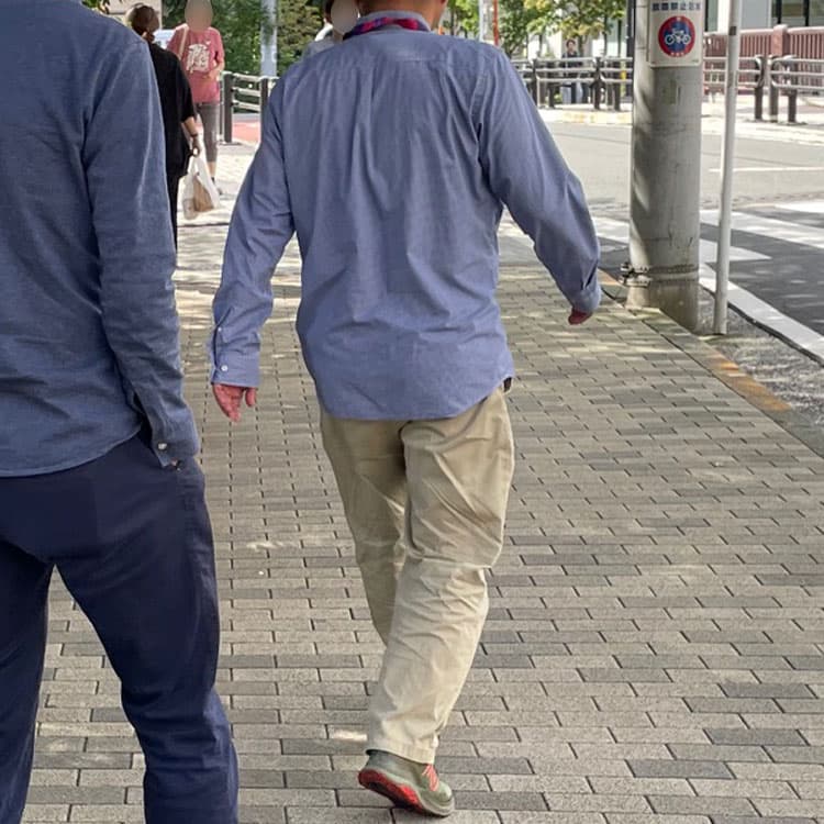 お尻まですっぽり隠れる着丈の長いシャツで短足に見えてしまう