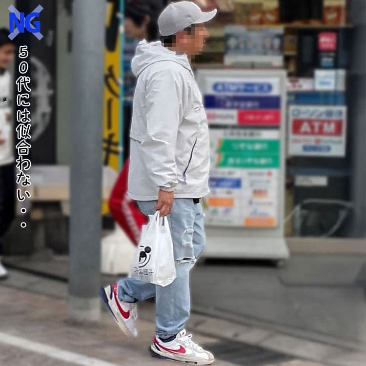 スニーカーマニア向けのスニーカーを合わせた50代男性のジーンズファッション