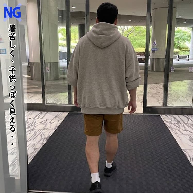 ダボダボのスウェットパーカーを着た暑苦しく見える夏コーデ例