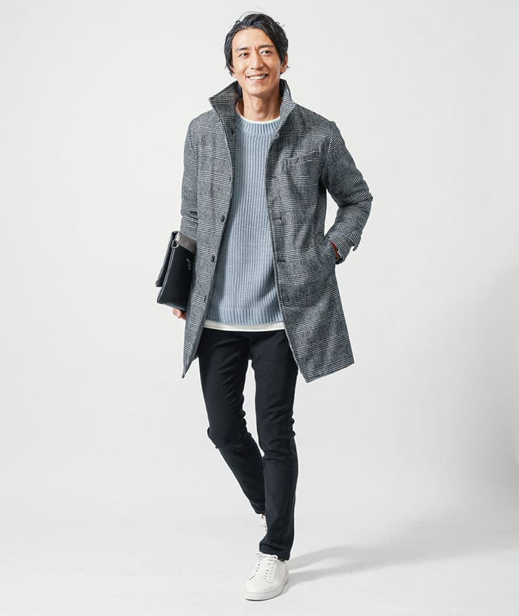 アウターとパンツは暗い色。インナーは明るい色を使うと収縮色の効果を上手に使ったコーデ