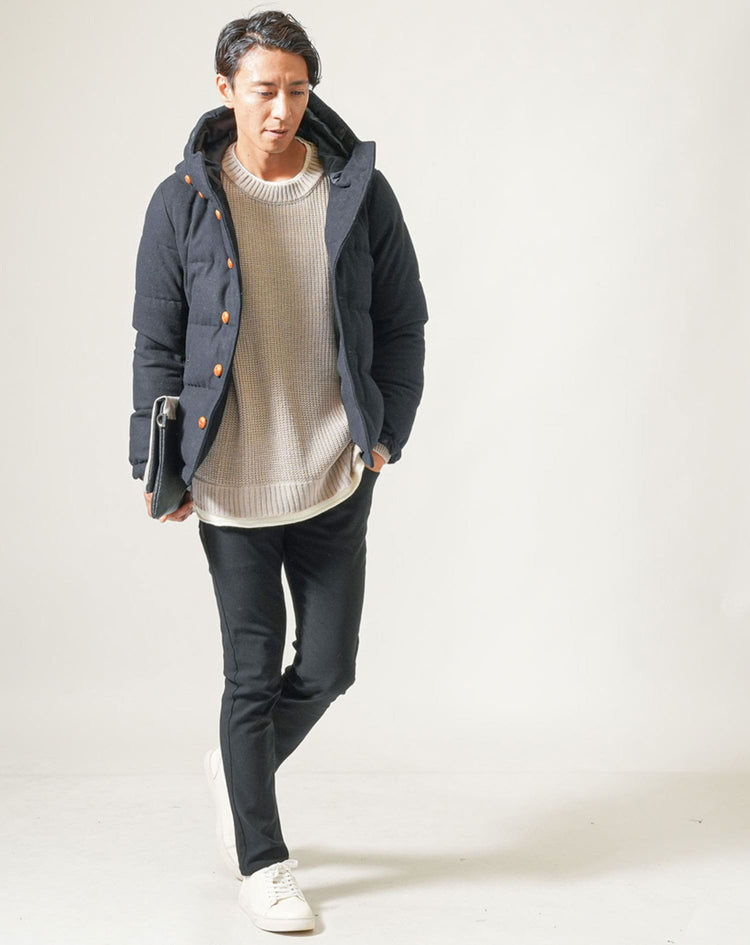 アウターとパンツは暗い色。インナーは明るい色を使うと収縮色の効果を上手に使ったコーデ