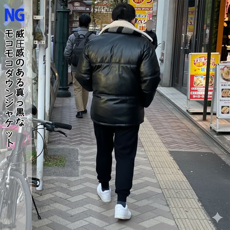 テカテカと光の反射が大きい素材はギラギラ感があり、ステッチが目立つモコモコダウンジャケットの50代男性冬のちょいワルファッション例