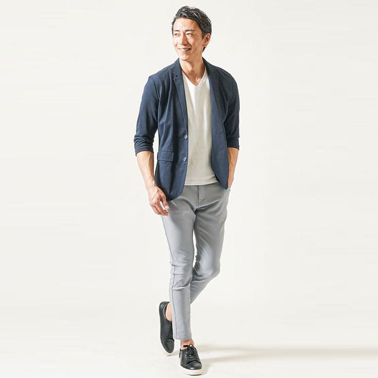 40代男性におすすめの白Tシャツとネイビージャケットコーデ