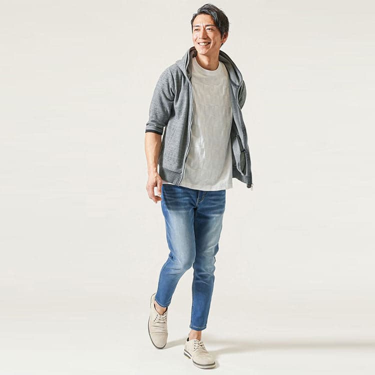 40代男性におすすめの白Tシャツとパーカーコーデ