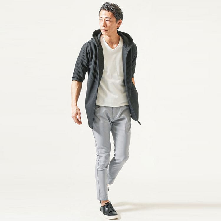40代男性におすすめのVネックの白Tシャツと黒七分袖セミロングパーカーのコーデ
