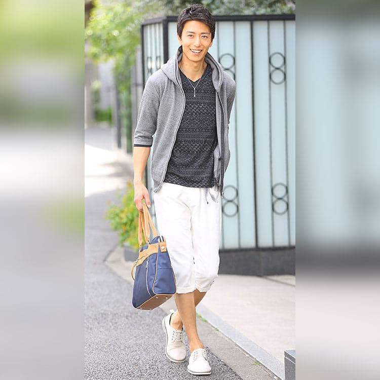 40代男性におすすめのVネック黒Tシャツとグレーパーカーコーデ